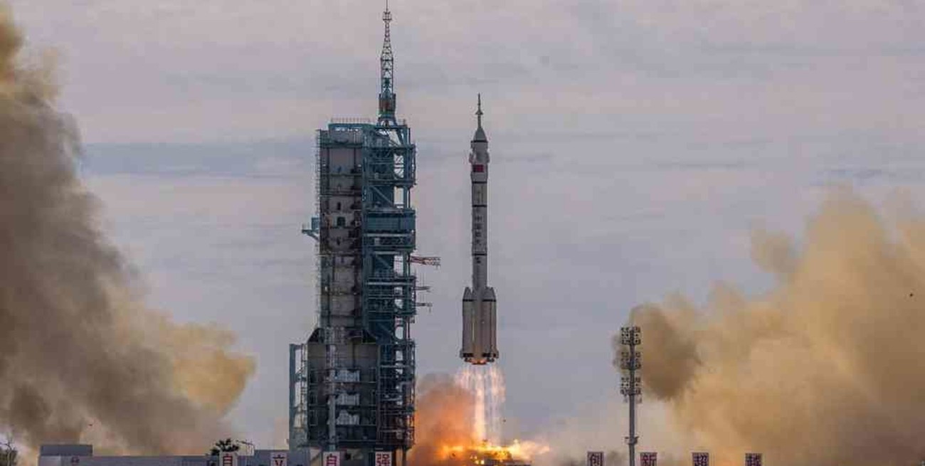 China lanzó con éxito una misión para llevar astronautas a su nueva estación espacial