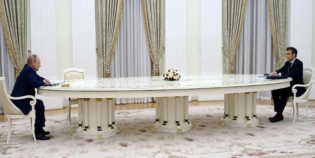 Distanciamiento: la verdadera razón de la "larguísima" mesa en la reunión entre Putin y Macron