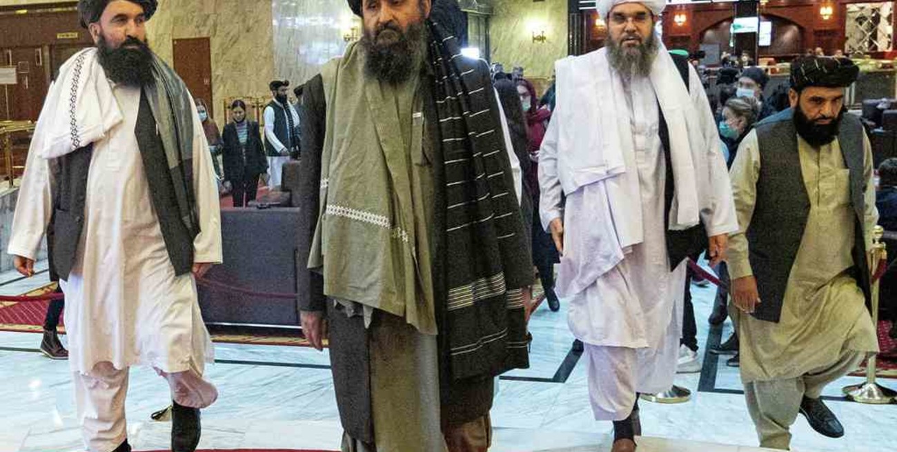 El líder talibán llegó a Kabul para negociar la formación del nuevo Gobierno