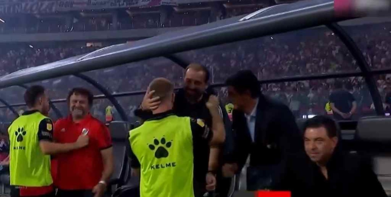 Nahuel Gallardo y el 'Muñeco' se saludaron en la previa del enfrentamiento entre Colón y River 