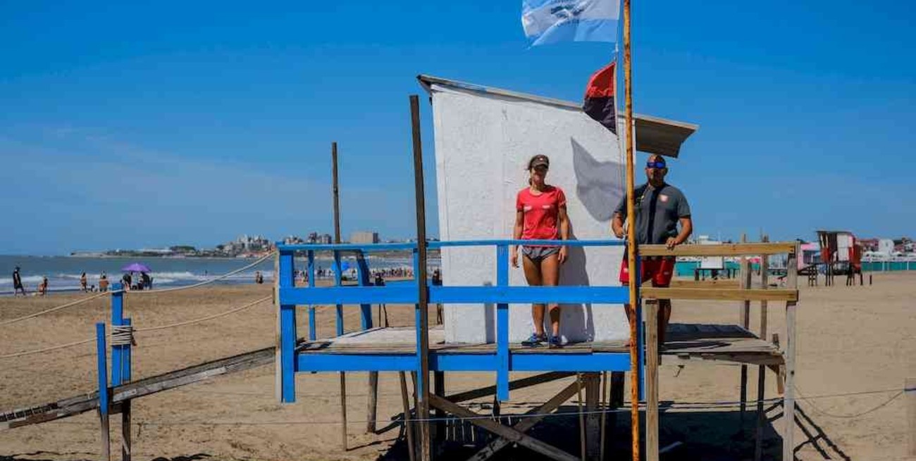 Malvinas: colocaron banderas con imagen de las islas en los balnearios de Mar del Plata