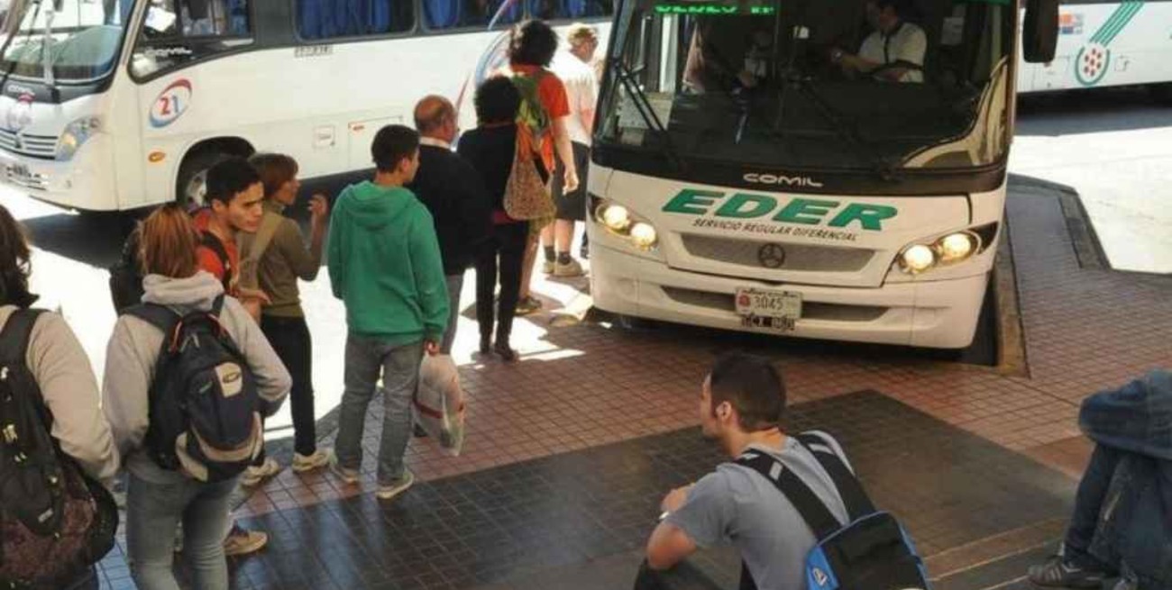Córdoba: denuncian que los colectivos interurbanos llevan pasajeros apretados