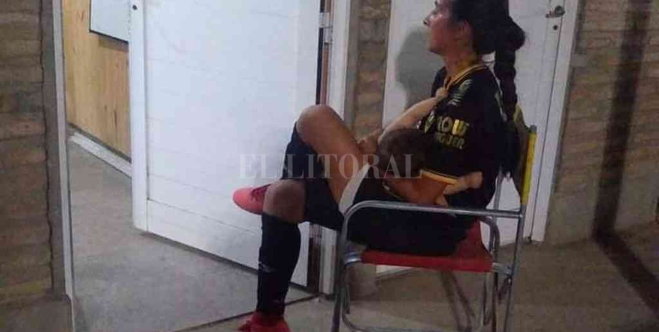 Mamá corazón: en el entretiempo se fue a amamantar y después siguió jugando