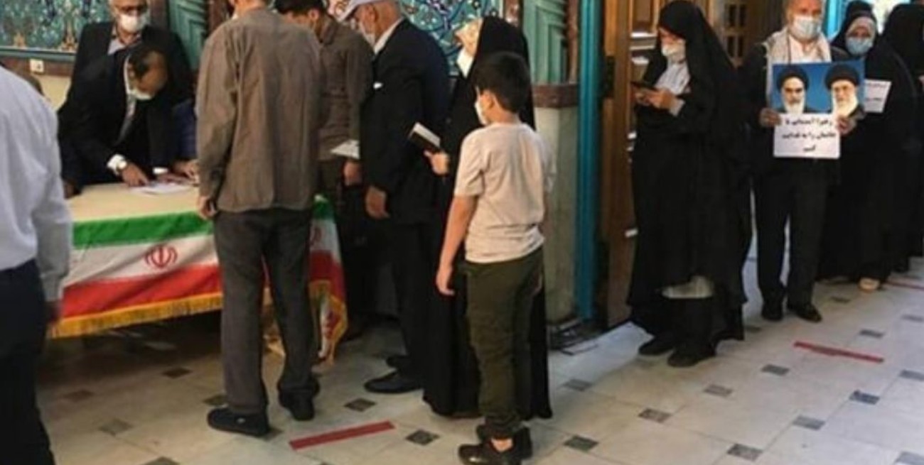 Abren centros de votación en Irán para dar inicio a las elecciones presidenciales.