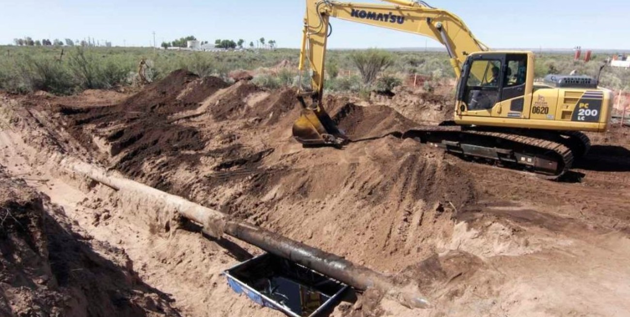 Retiran parte del terreno afectado por el derrame de petróleo en Río Negro