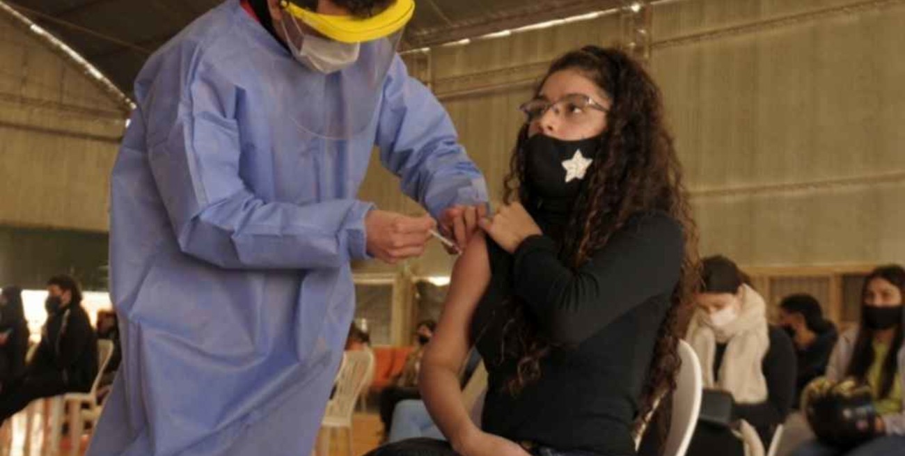 Adolescentes de 12 a 17 años comienzan a recibir dosis de refuerzo de la vacuna contra el Covid en Córdoba