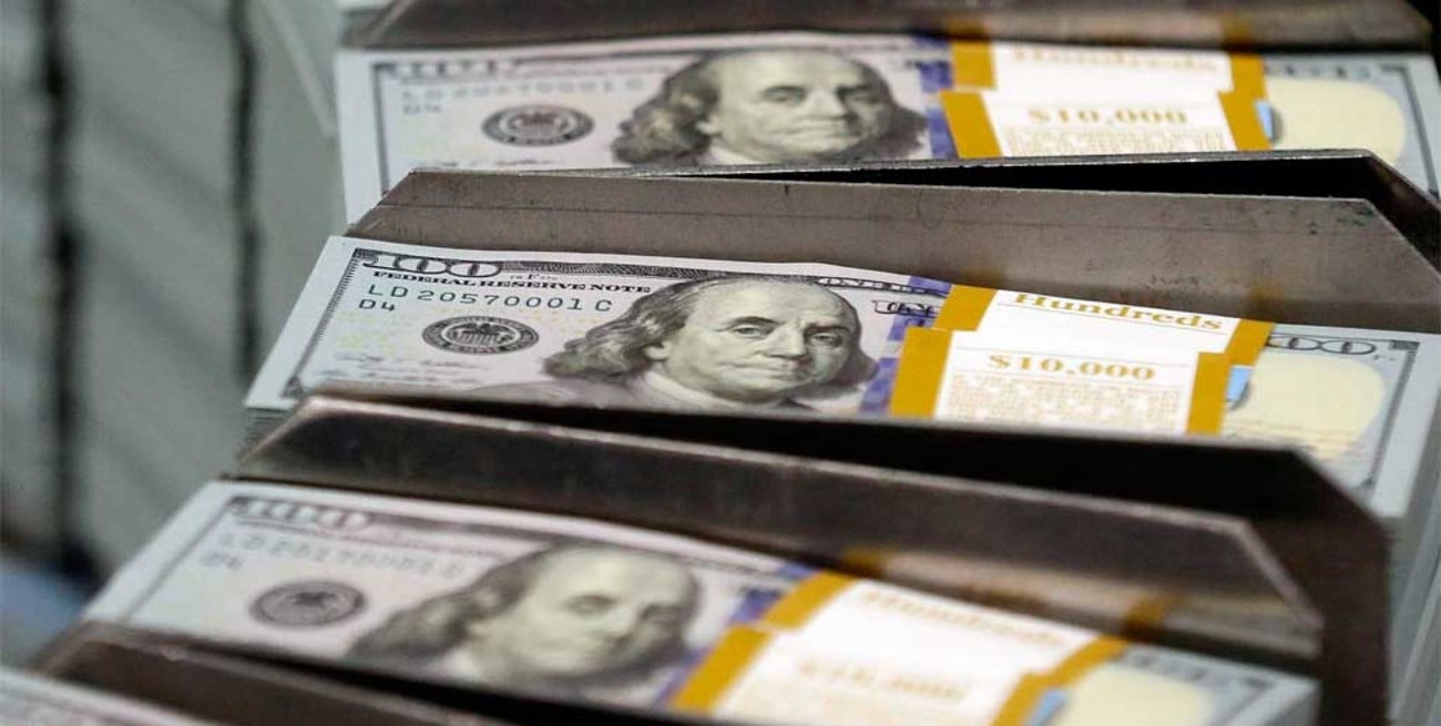 Dólar hoy: el "blue" no baja y se vende a $ 213