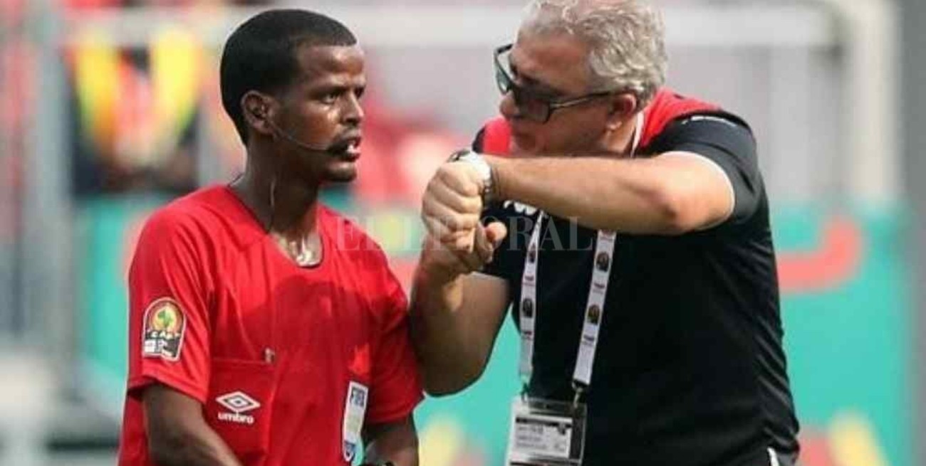 Insólito: Un árbitro terminó el partido dos veces antes de tiempo