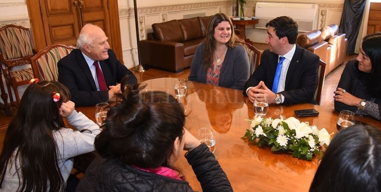 Lifschitz recibió a la mamá que adoptó a tres hermanitas santafesinas