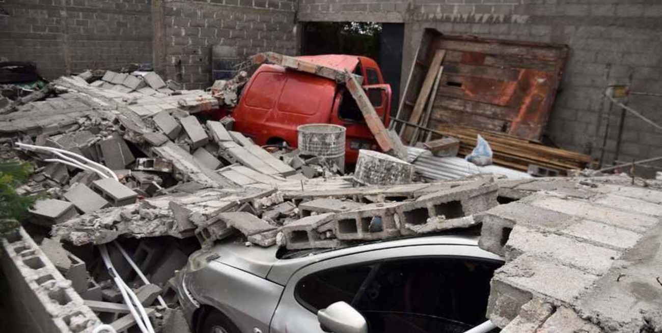 Córdoba: el viento tumbó una pared y aplastó 3 autos