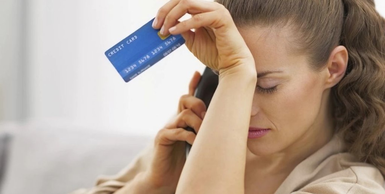 Impulsan topes para las tasas de recargo que cobran las tarjetas, prepagas, colegios y seguros