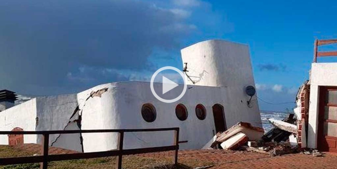 Video: por la sudestada se derrumbó una casa en Mar del Tuyú