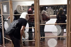 Archivo Bienalsur en el Museo Municipal de Artes Visuales. La muestra  Manos randeras tejiendo recuerdos  pone en valor el tejido de mujeres de El Cercado, una localidad rural de la zona de Monteros, en la provincia de Tucumán.