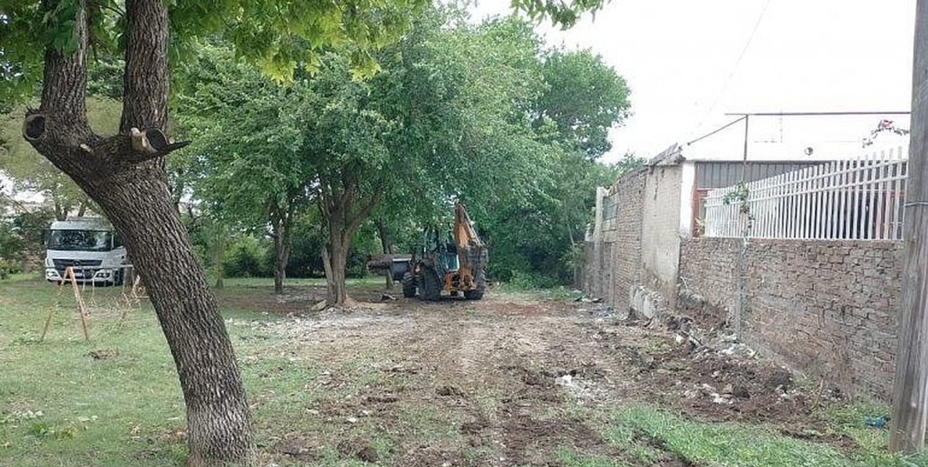 Demolieron una edificación ilegal en una plaza de Paraná