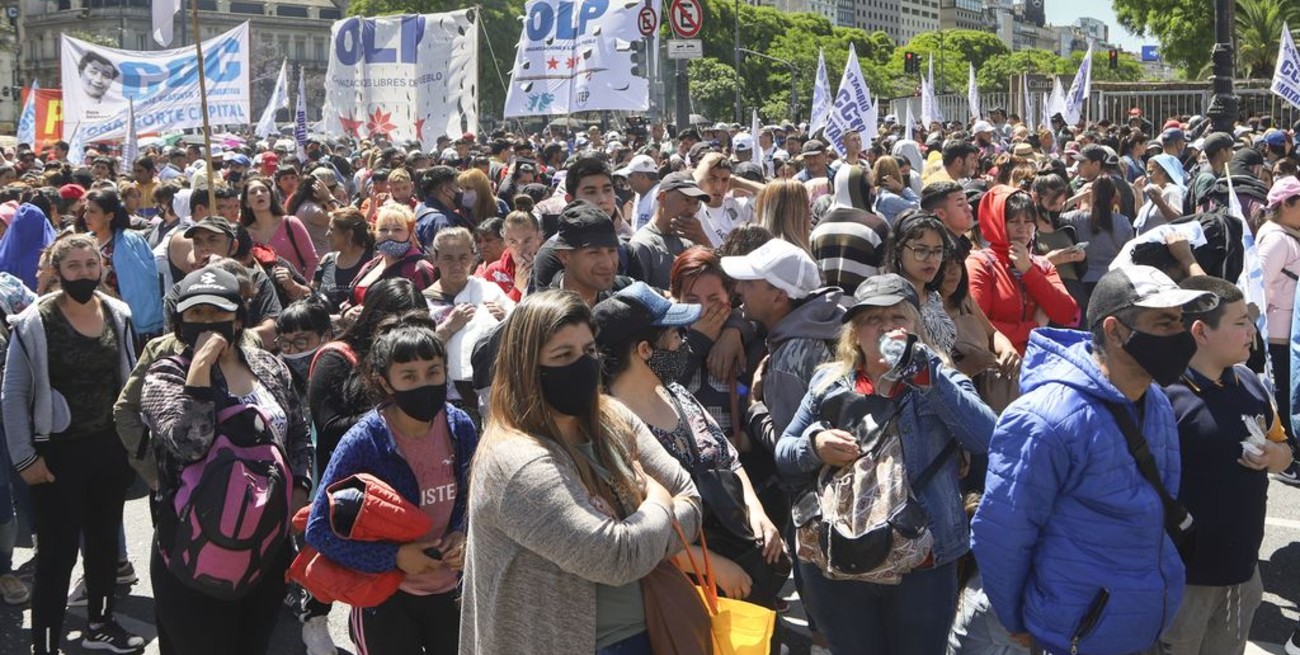 La militancia peronista copó Plaza de Mayo y le tendió la mano al presidente Fernández