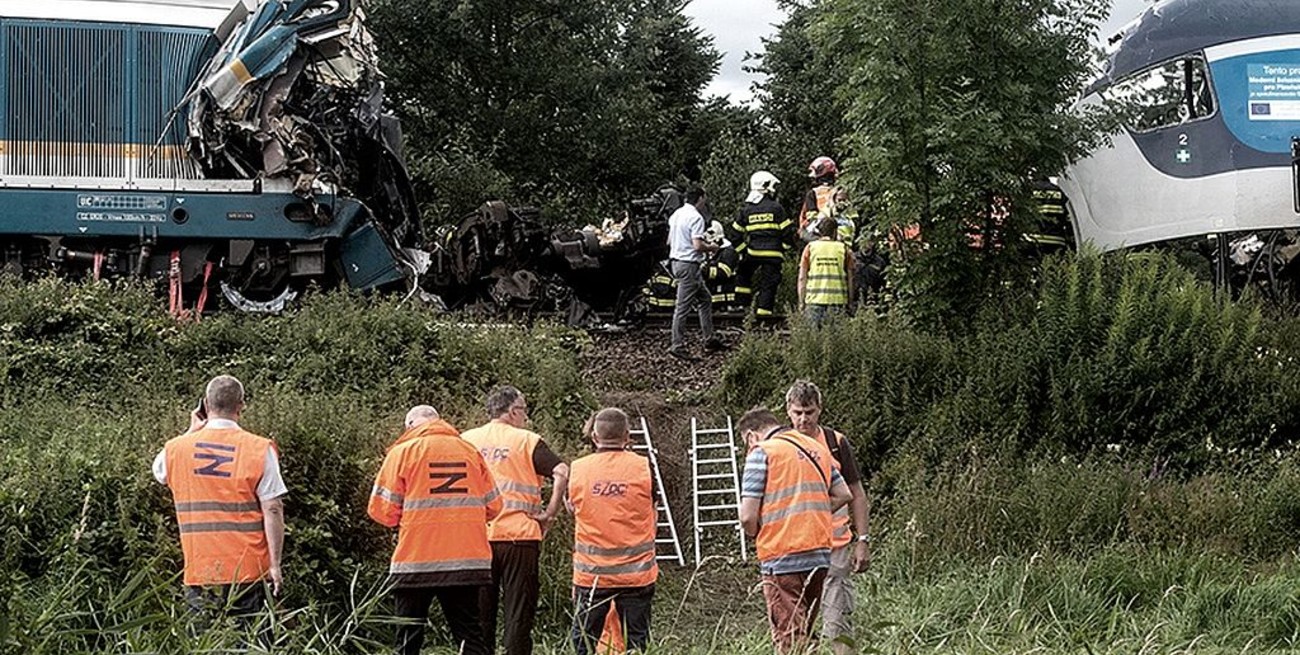 Tres muertos y decenas de heridos en un choque de trenes en República Checa