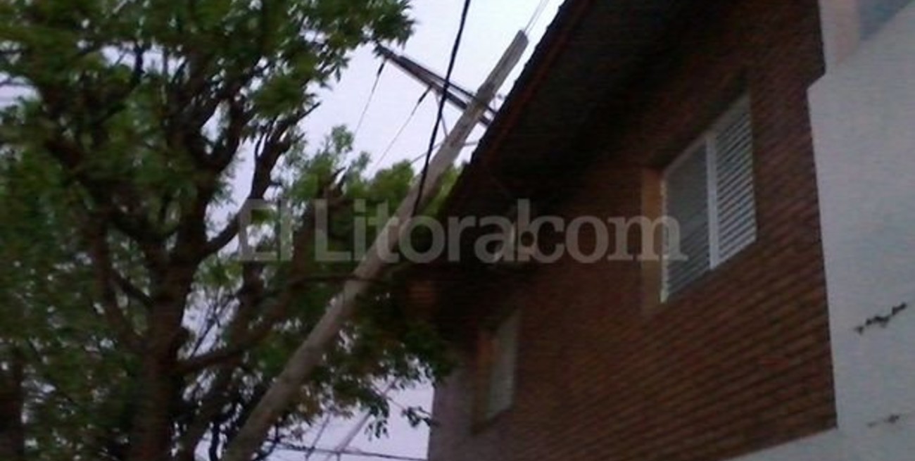 Un poste de telefonía sobre el techo
