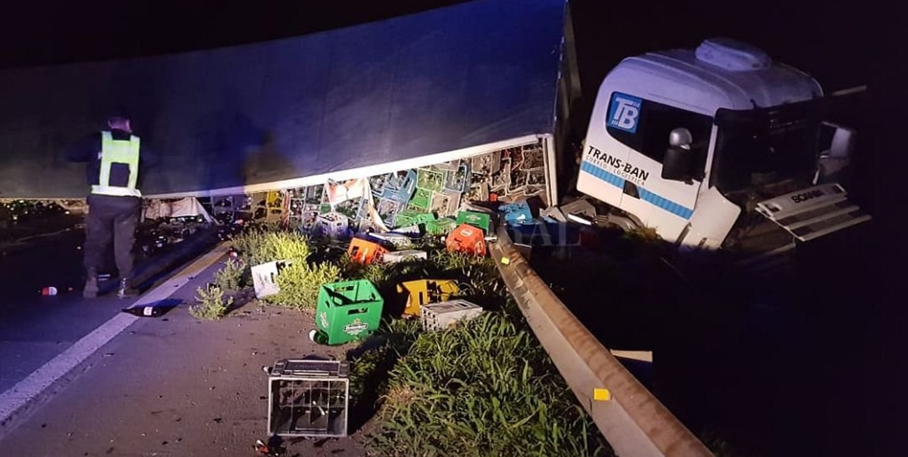 Volcó un camión con cerveza, pero los cajones estaban vacíos