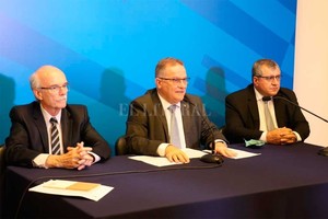 Gentileza Bortolozzi (izq) junto a Lagna en la presentación del nuevo gabinete del Ministerio de Seguridad santafesino.