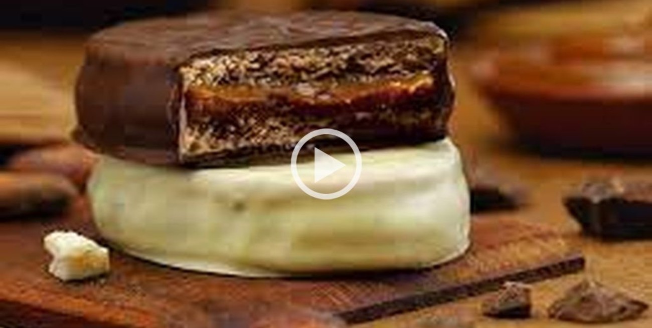 Devolvió un celular que encontró, pero le dejó un video al dueño pidiéndole que le compre "dos Tatín"