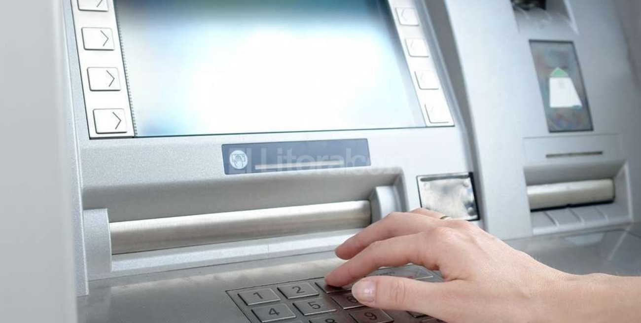 Continúa el pago de haberes a los empleados públicos 
