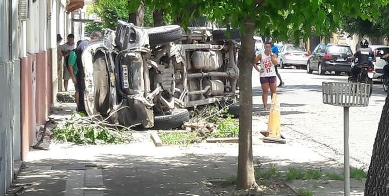 Una camioneta de la policía terminó volcada sobre la vereda