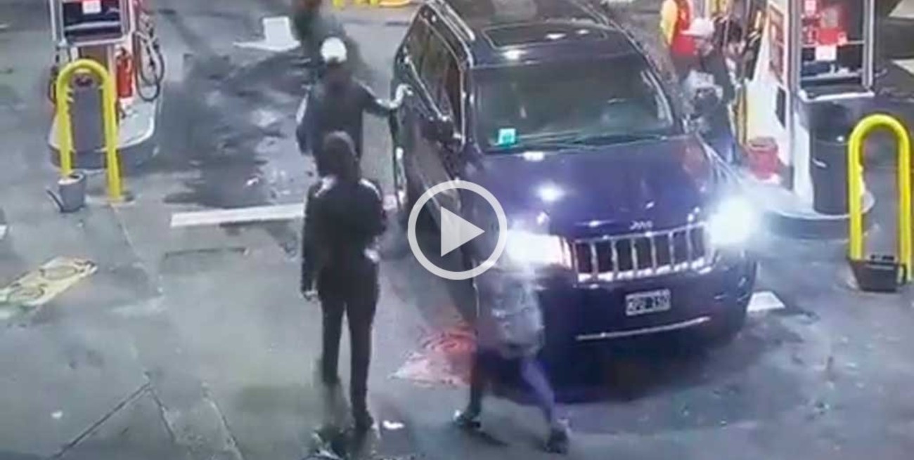 Impactante video: se robaron una camioneta mientras cargaba nafta