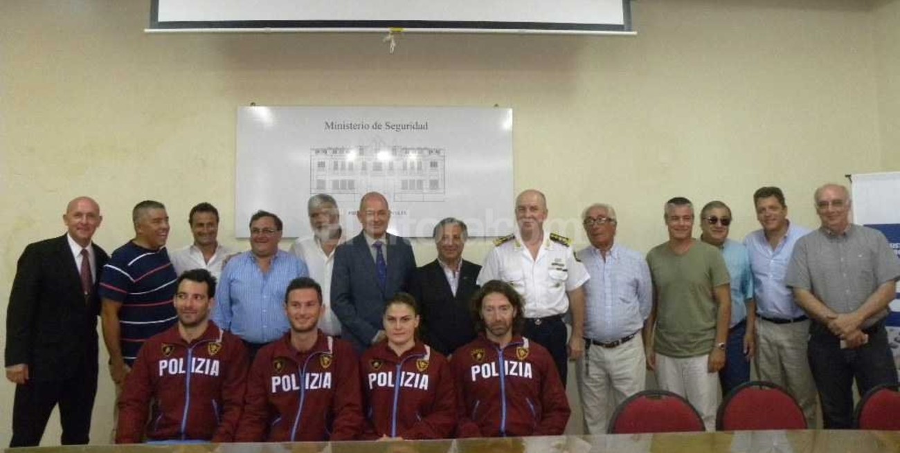 Nadadores italianos fueron recibidos por la policía de Santa Fe