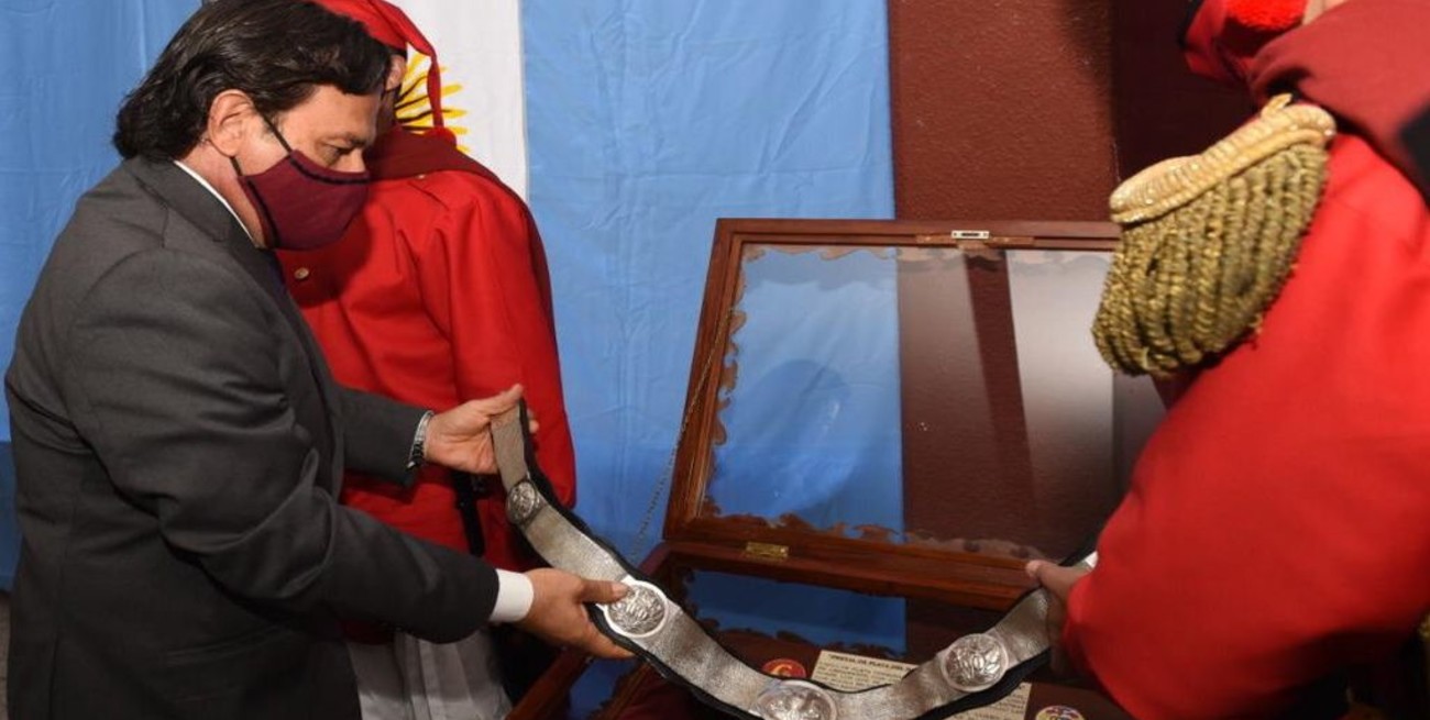 Exhibirán el pretal de plata del general Güemes por el bicentenario de su muerte