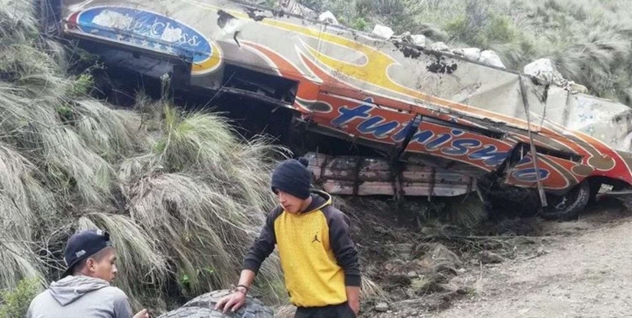 Once personas murieron en Bolivia al caer un colectivo por la barranca
