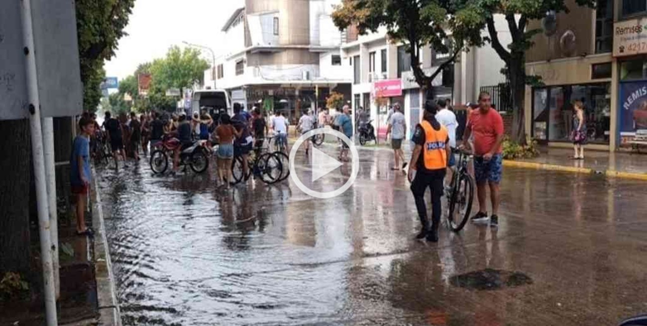 Video: las fuertes lluvias causaron estragos y accidentes en una competición ciclista en Bragado 