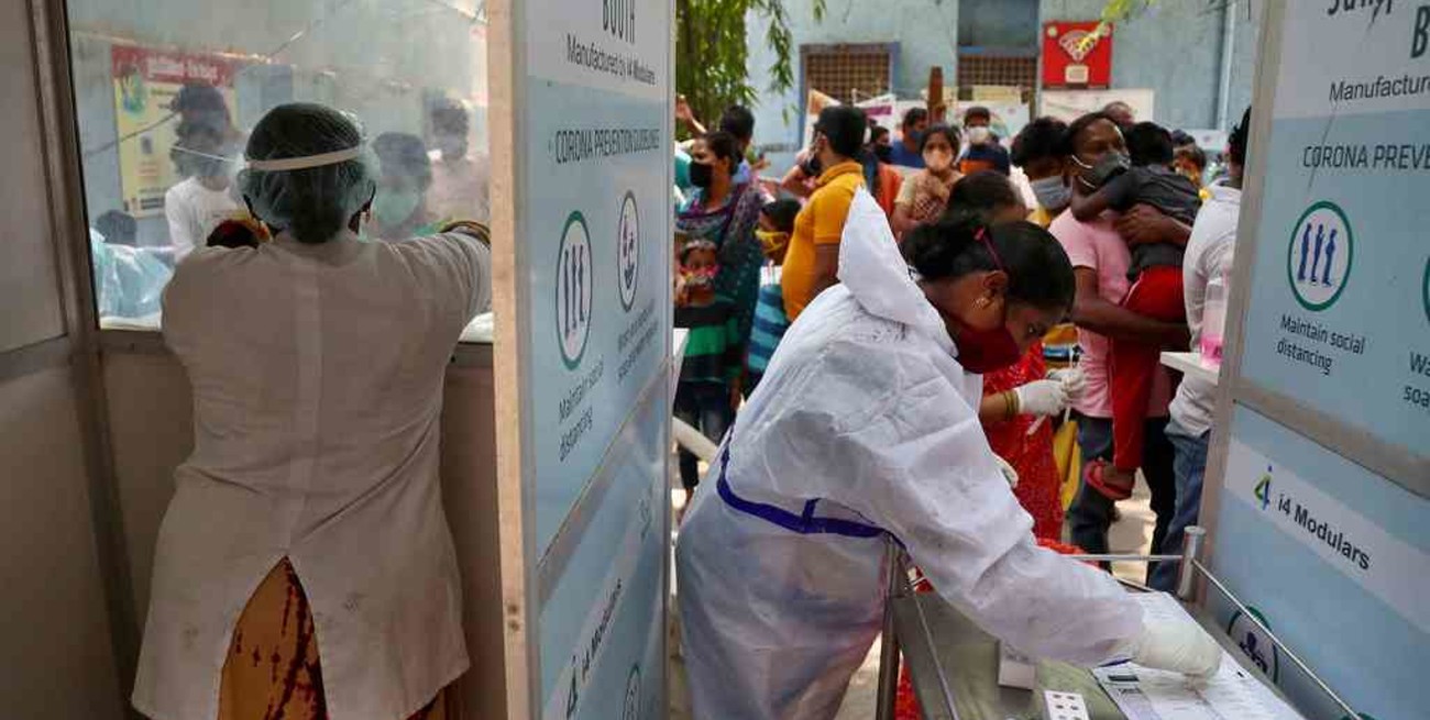 Por la variante Ómicron, la capital de la India impone un toque de queda y cierra escuelas 