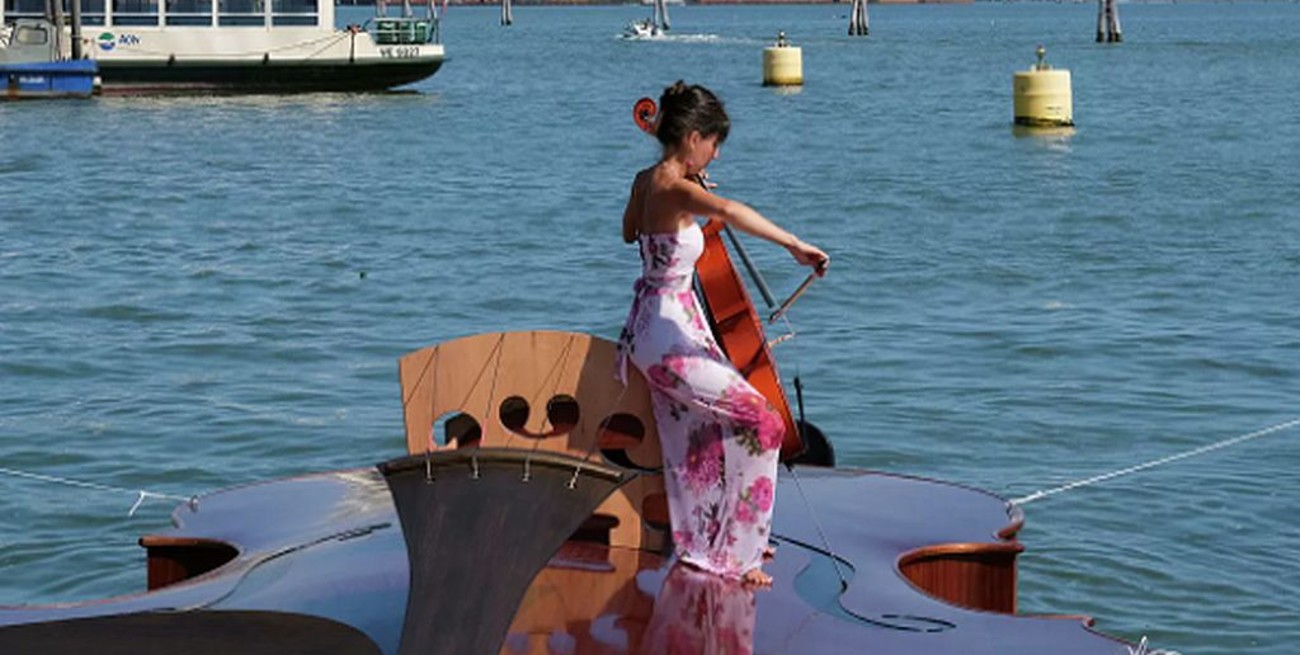 Un violín gigante navega por Venecia