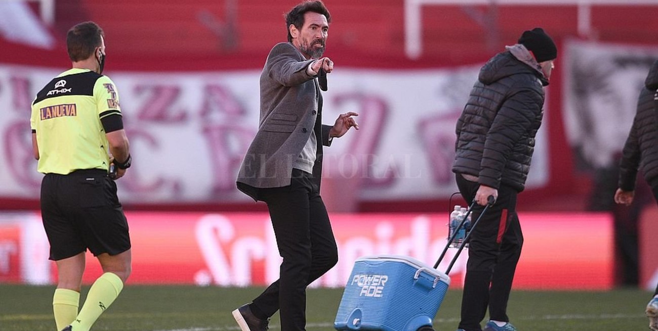 Eduardo Domínguez: "Los protagonistas tendrían que ser los jugadores, no los árbitros"