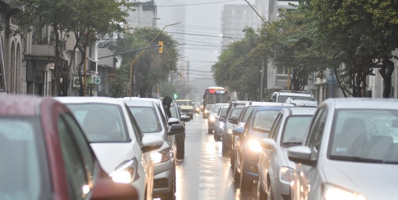 Lunes frío y con tormenta en la ciudad de Santa Fe