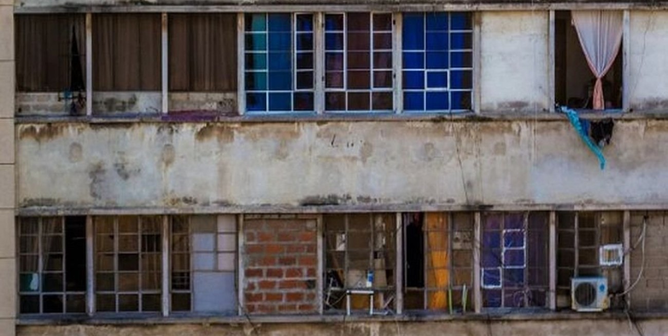 Video: participaba de una fiesta privada y cayó por un balcón