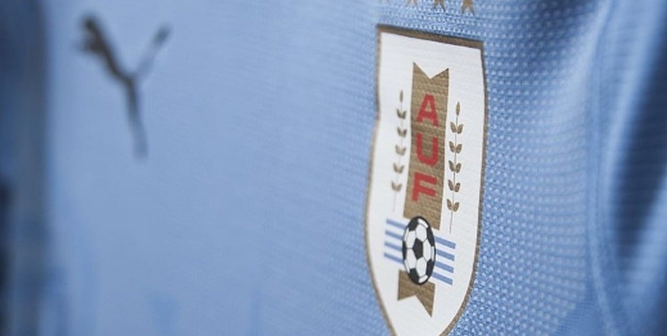 La FIFA pide a Uruguay que retire de su escudo las dos estrellas olímpicas