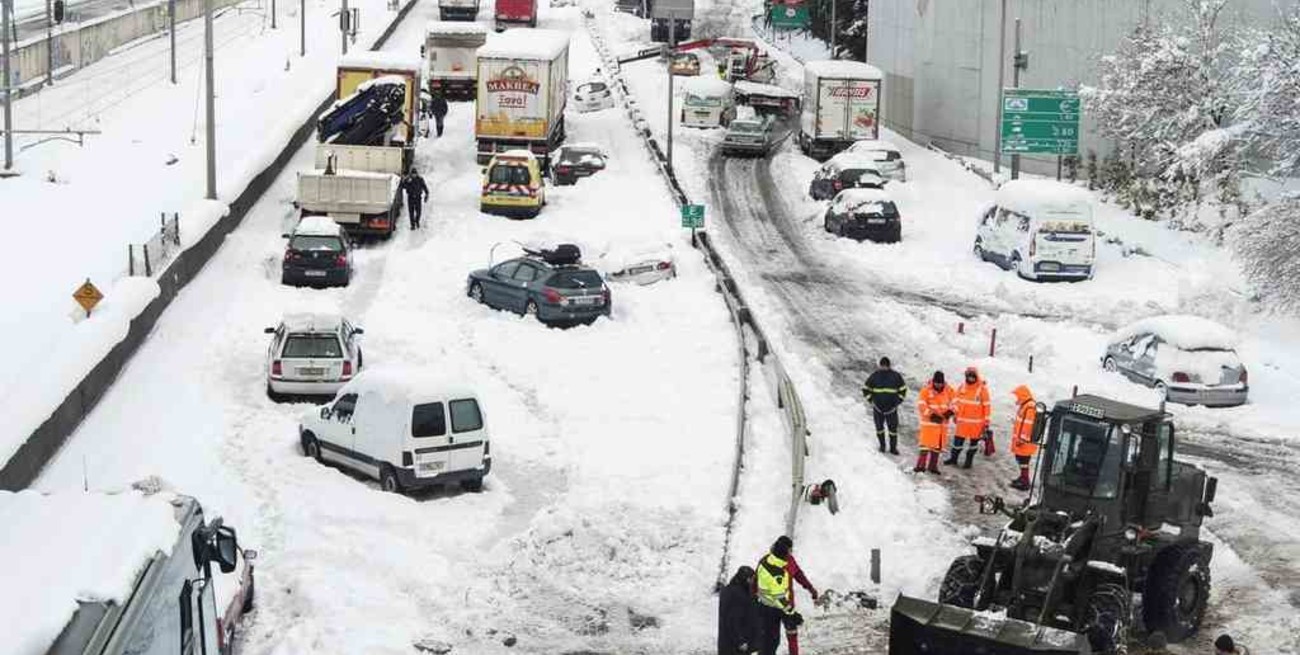 Un fuerte temporal de nieve en Estambul y Atenas dejó a miles de personas y autos varados