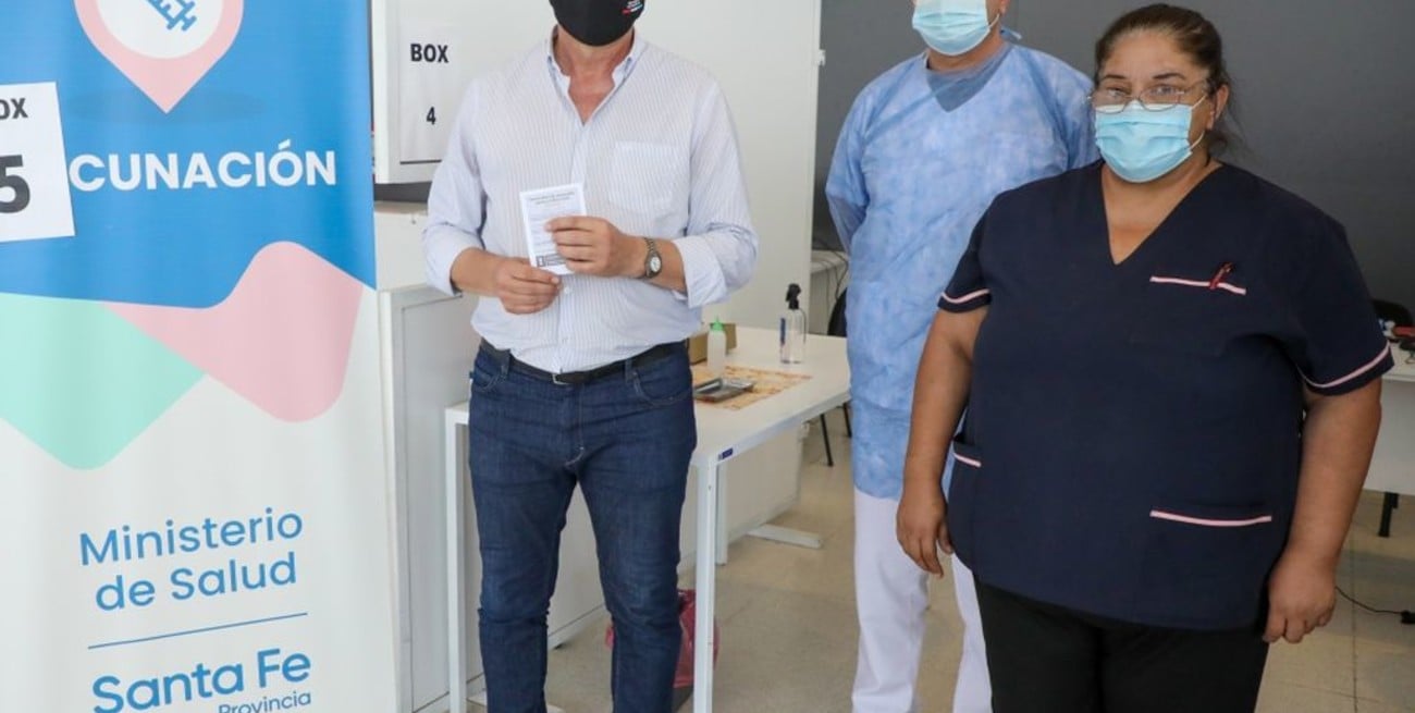 El gobernador Omar Perotti fue vacunado contra el coronavirus