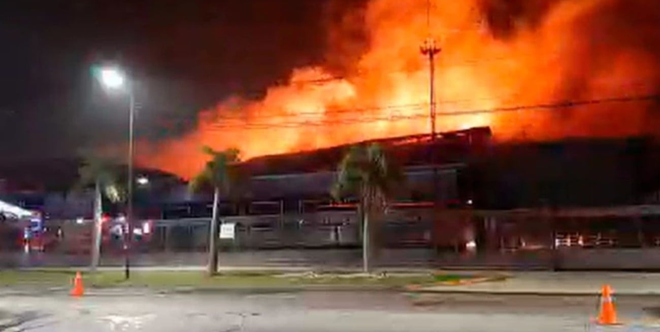 Incendio sin control en una planta panificadora de San Fernando