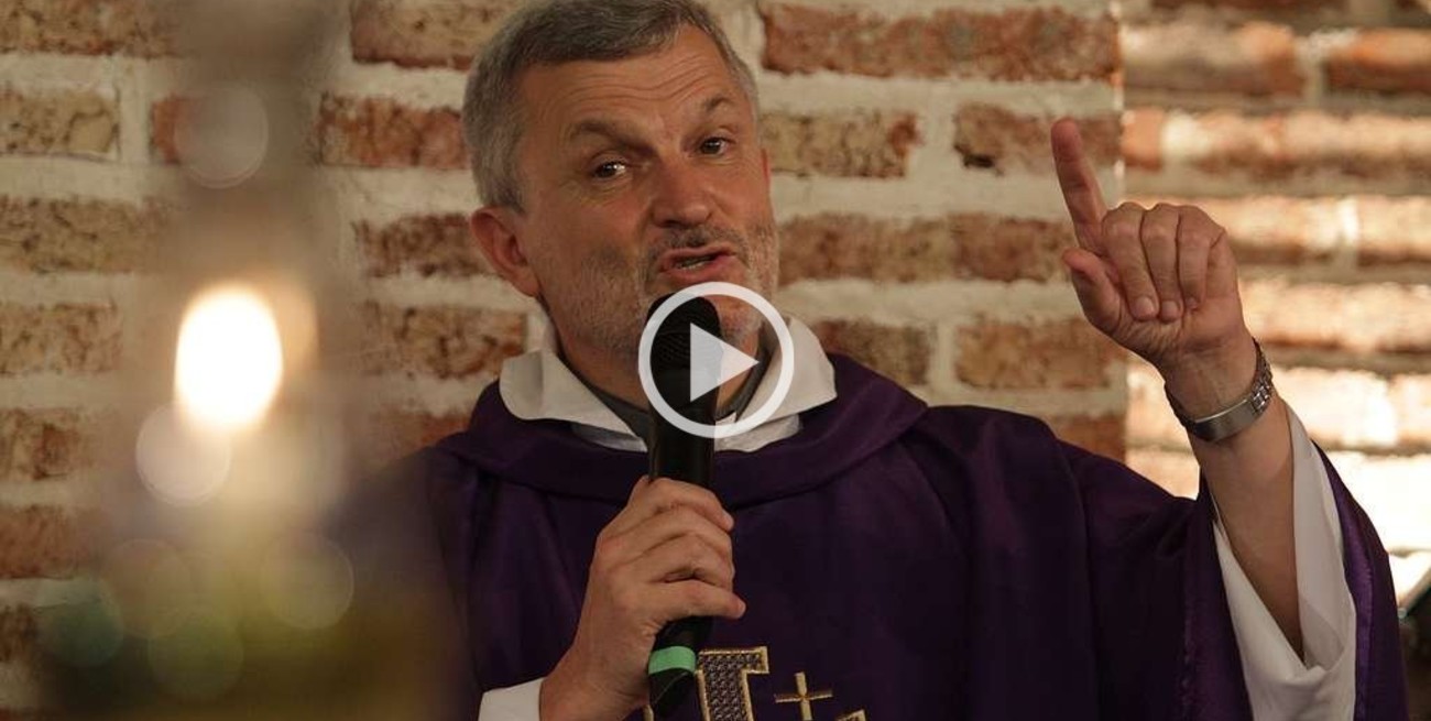 El padre Axel canta y actúa