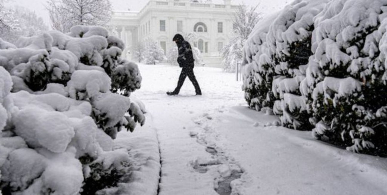 Estados Unidos sigue sufriendo una ola de nieve considera "potencialmente mortal" 