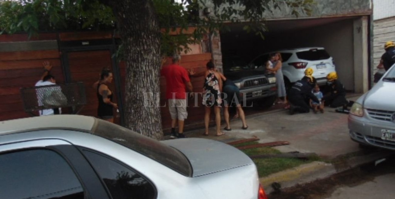 Quisieron abrir manualmente un portón eléctrico y aplastaron a dos adolescentes 