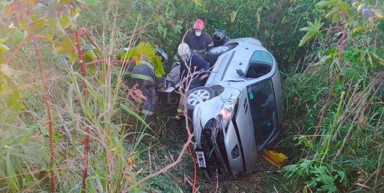 Vuelco y rescate en Alto Verde