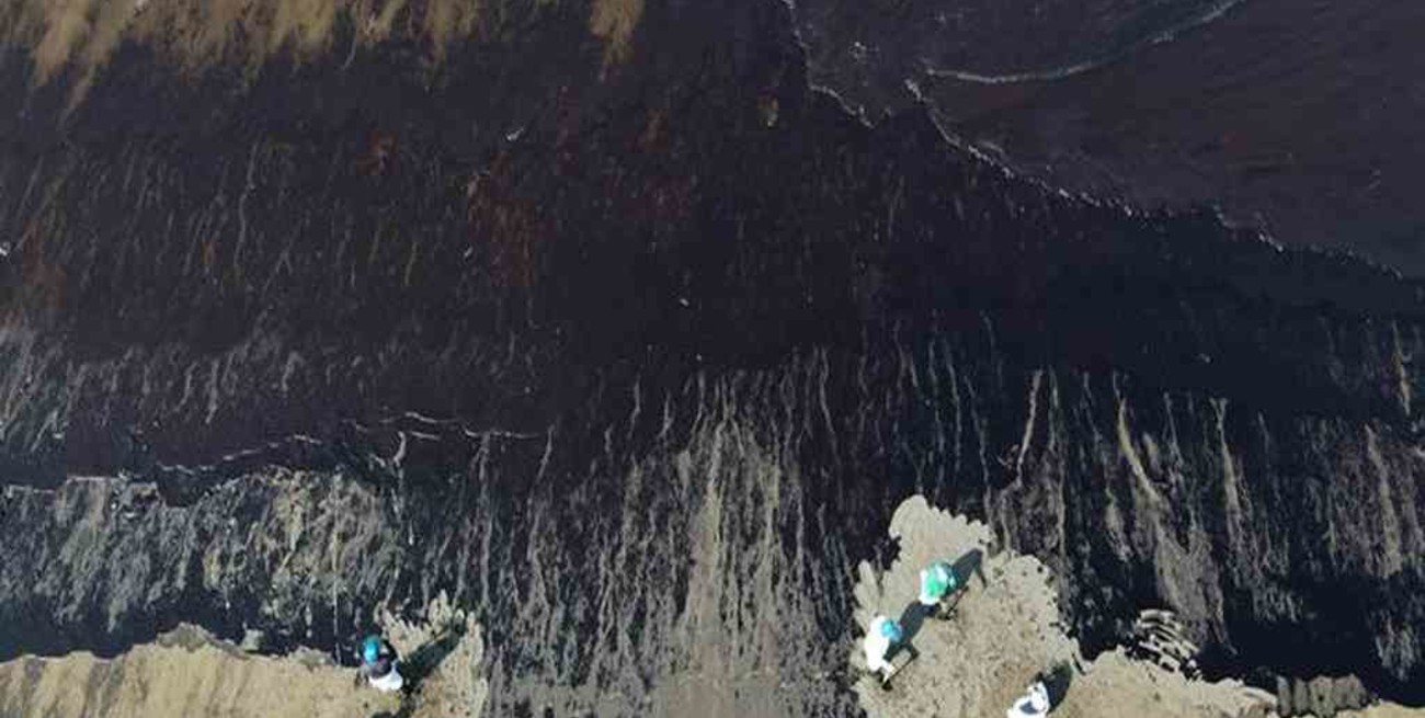 Preocupación por el desastre medioambiental registrado tras el derrame de petróleo en la costa de Perú