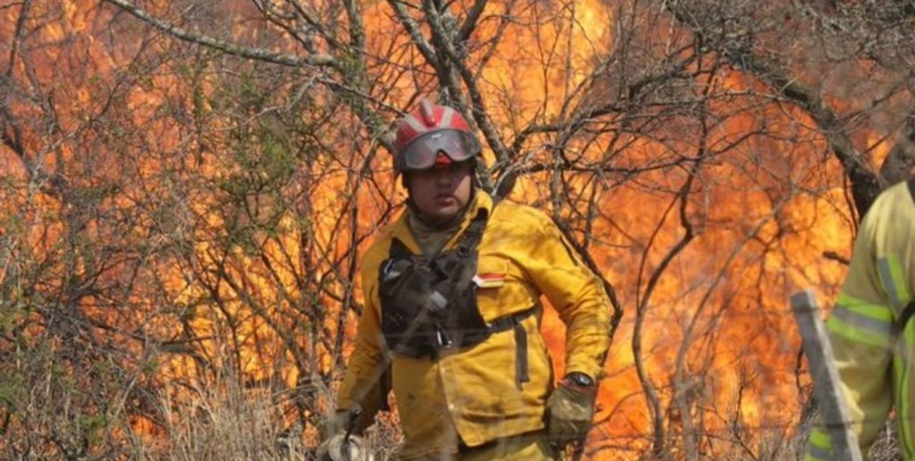 Video: el fuego arrasa en el norte de Córdoba y hay personas evacuadas