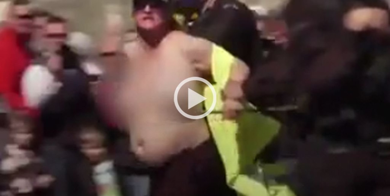 Video: detuvieron a una mujer semidesnuda durante el funeral de Felipe de Edimburgo