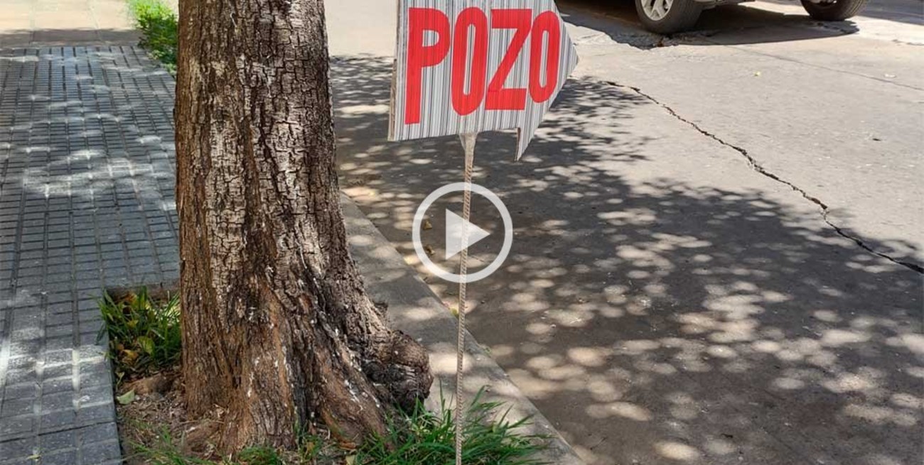 Con flecha y todo: vecinos señalan un pozo en el centro santafesino