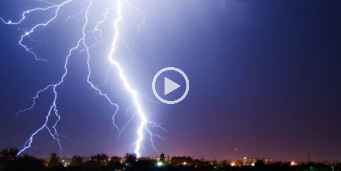 Video: grababa la tormenta y un rayo cayó en el patio de su casa