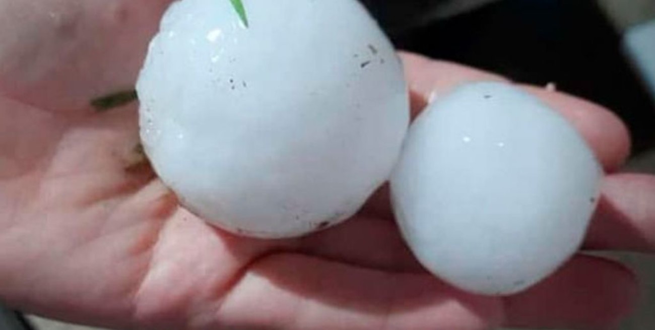 Increíble caída de granizo en Paraná